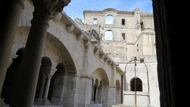 Location Sausset visite de l'abbaye de Montmajour