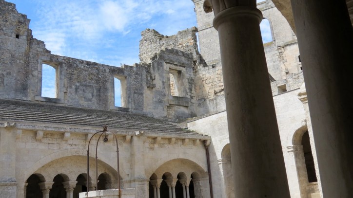 Location Sausset visite de l'abbaye de Montmajour